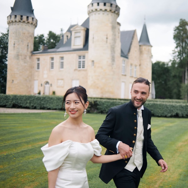 Couple de marié heureux au Château d'Agassac