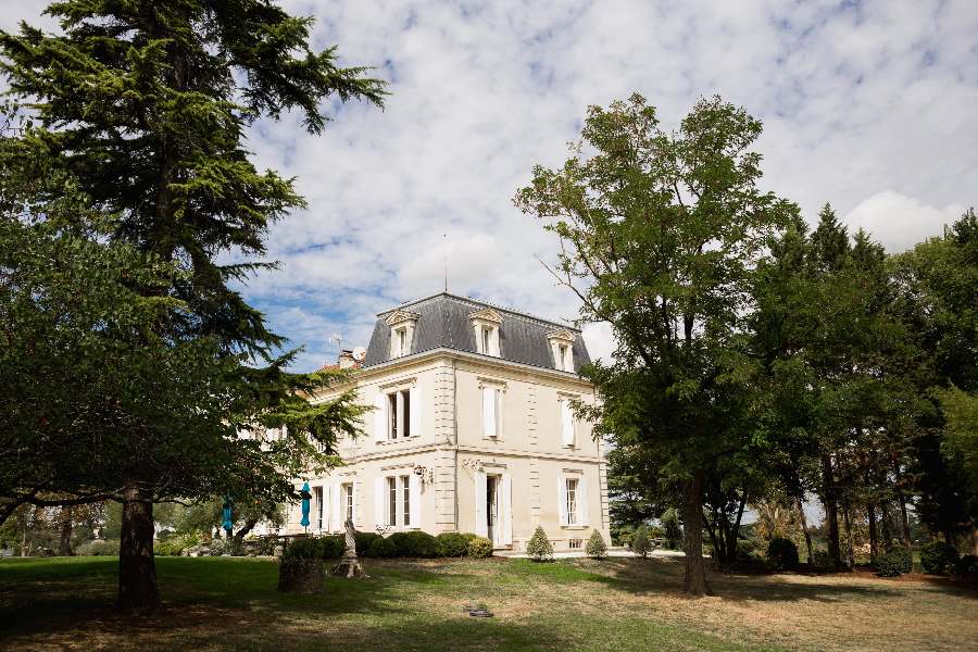 Château de Garde près de Bordeaux vue extérieure et son jardin pour un mariage de rêve