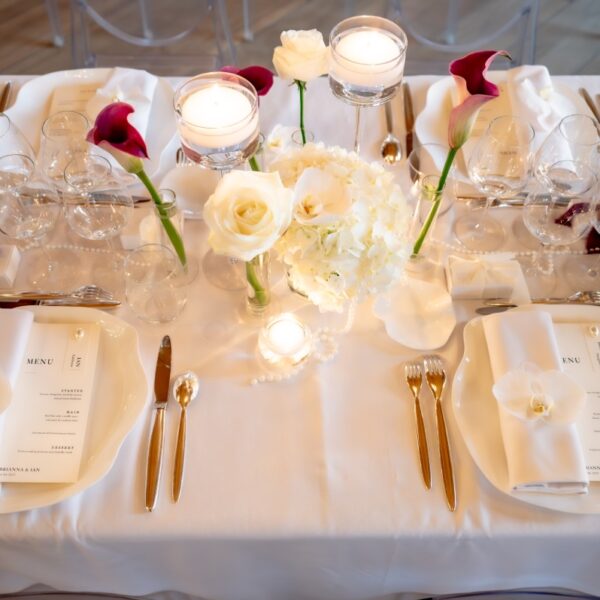 Décoration De La Table Avec Bougies, Callas Et Roses