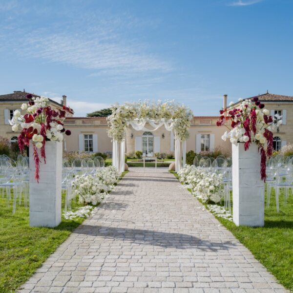 Allée De Cérémonie Avec Une Houppa Blanche Et Burgundy