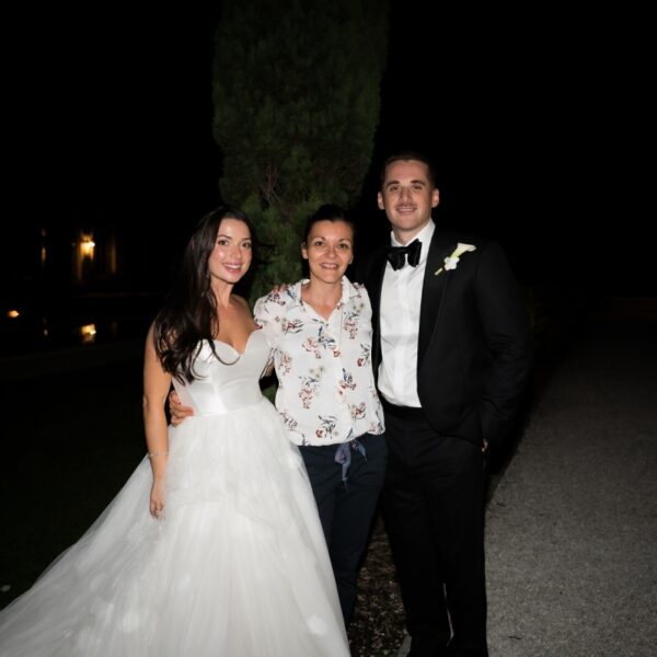 Les Mariés Avec Leur Wedding Planner Julie Noces Du Monde