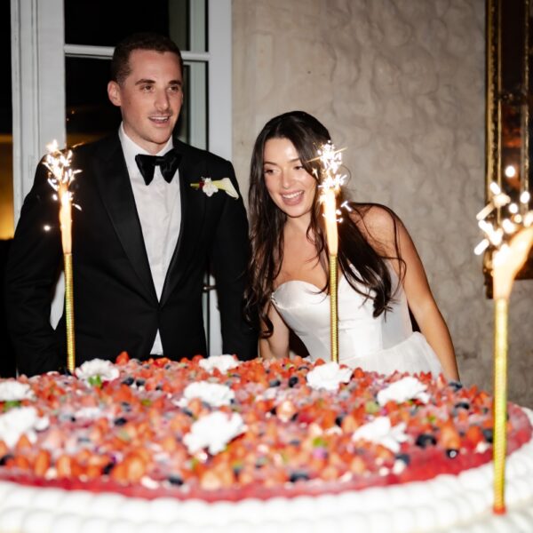Pavlova Avec Sparklers Pour Le Cake Cutting Des Mariés
