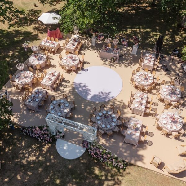 Plateforme Installée Pour Dîner Extérieur De Mariage