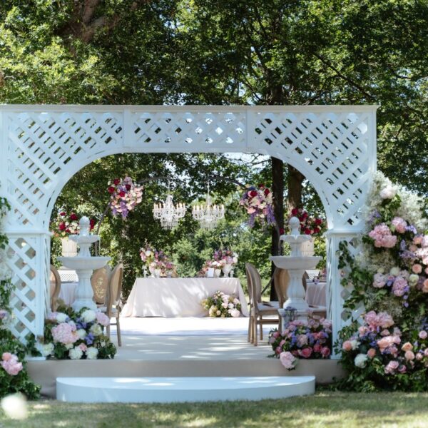 Entrée Des Mariés Pour Le Dîner En Extérieur Avec Des Fleurs Roses Et Violettes