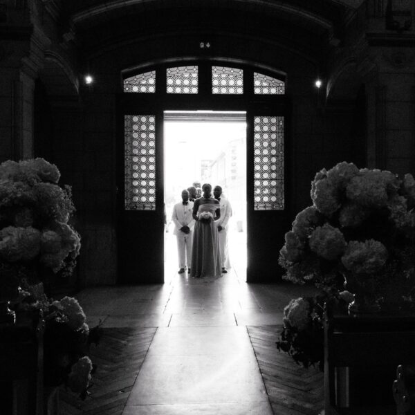 Entrée Dans L'église De Bordeaux Pour Un Mariage D'Américains