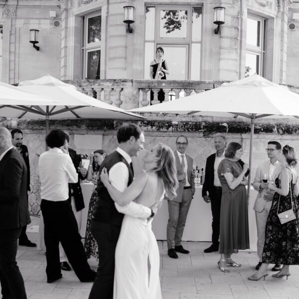 Danse Et Saxophone Lors D'un Cocktail De Mariage