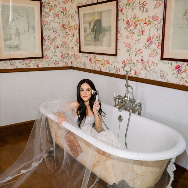 Editorial Style Pour La Mariée Dans Une Baignoire