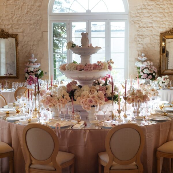 Table D'honneur Avec Fontaine Décorée De Mille Fleurs