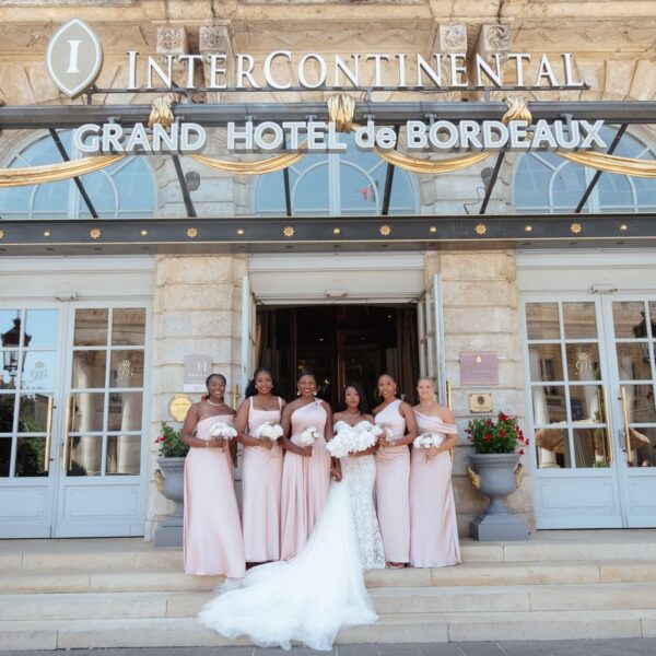 Pose Devant Le Grand Hôtel Pour La Mariée Et Les Demoiselles D'honneur
