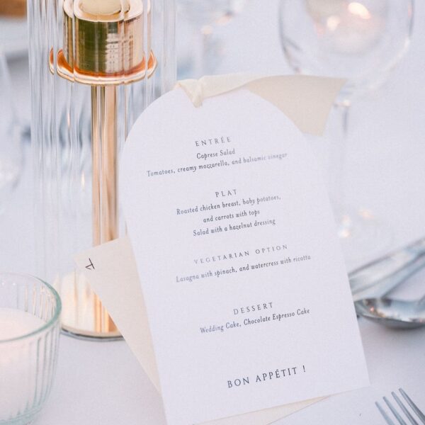 Menu Et Bougeoir Doré Pour Un Mariage
