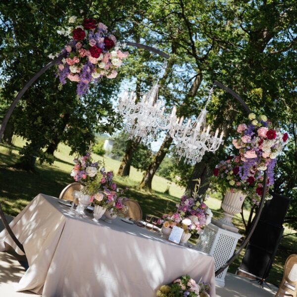 Table D'honneur Avec Lustres Et Fleurs