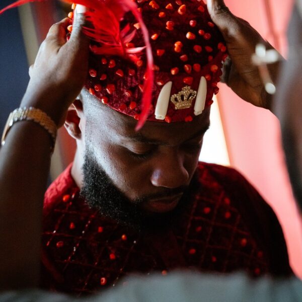 Pose Du Chapeau Traditionnel