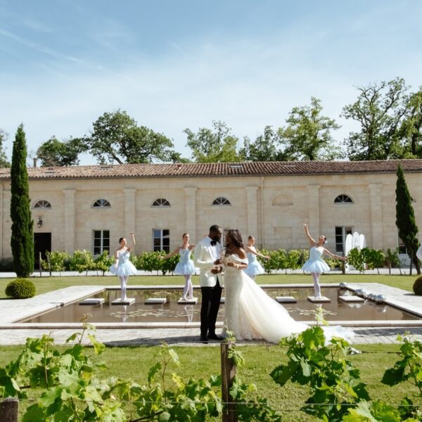 Couple Accompagné De Ballerines Et Violonistes Pour Leur Mariage à Bordeaux