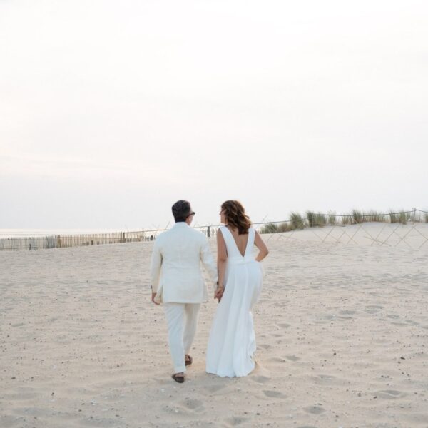 Mariés De Dos Sur La Plage Du Cap Ferret
