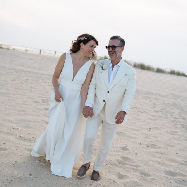 Couple Amoureux Sur La Plage Du Ferret