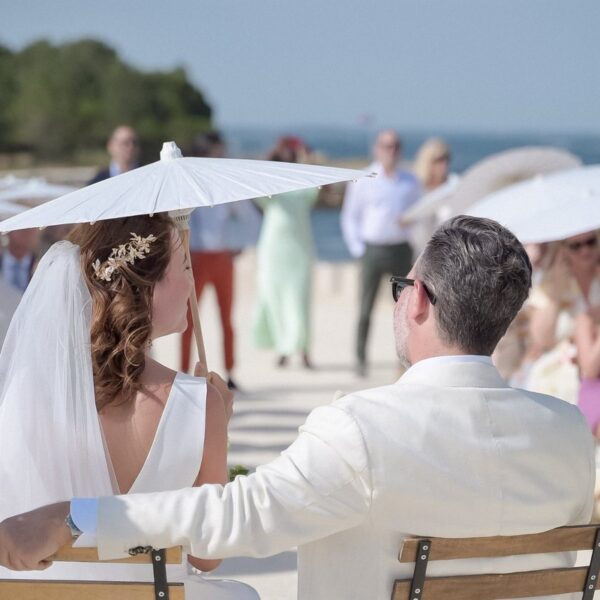 Couple Pendant La Cérémonie Sur La Plage